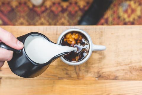 کاهش اسیدیته قهوه با افزودن شیر