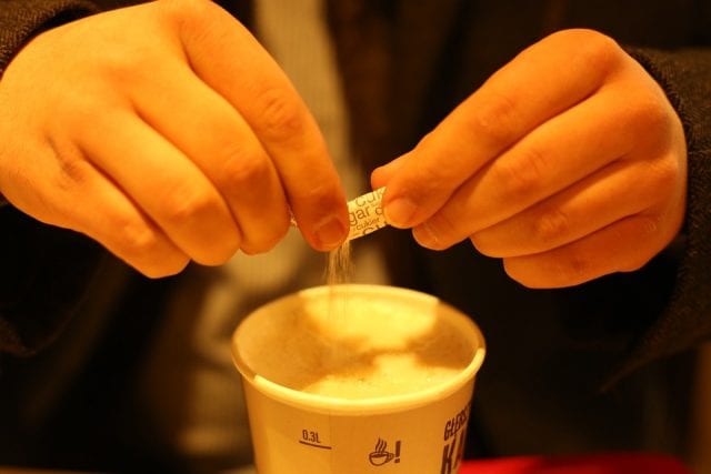 شیرین کردن قهوه